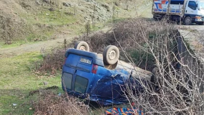 Bilecik Pazaryeri'nde araç köprüden düştü!