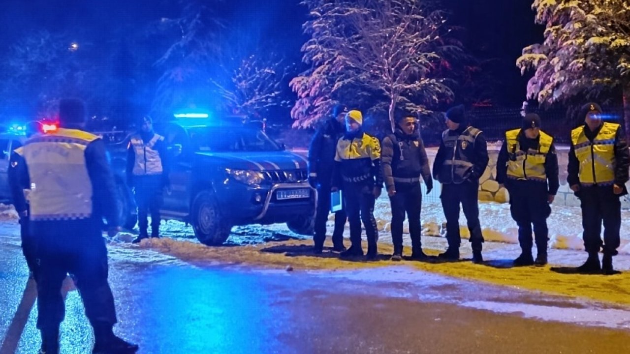 Bilecik Pazaryeri'nde Kaymakam Kara kurum çalışanlarını görev başında ziyaret etti