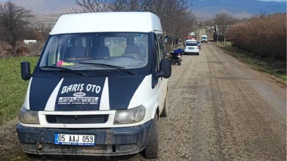 Bilecik Pazaryeri'nde motosiklet ile minibüs çarpıştı!