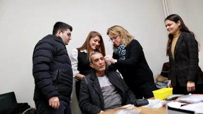 Bursa Gemlik’te ihtiyaç sahiplerine ücretsiz işitme cihazı desteği