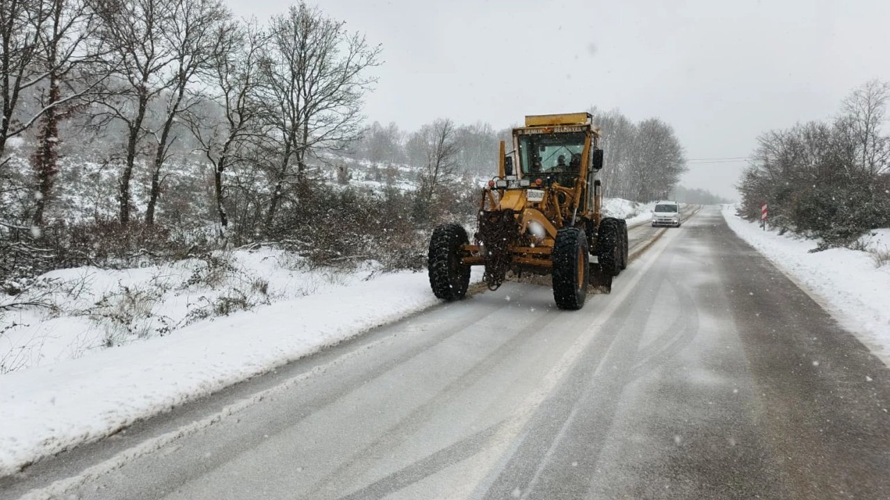 Bursa Gemlik'te karla mücadele sürüyor