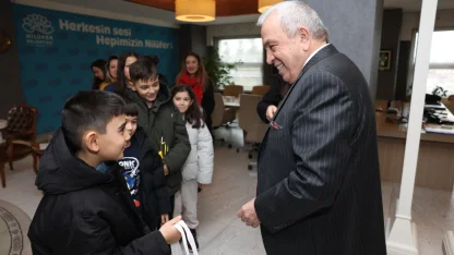 Bursa Nilüfer'de Badırgalı çocuklar el emeklerini Başkan Özdemir’e hediye etti