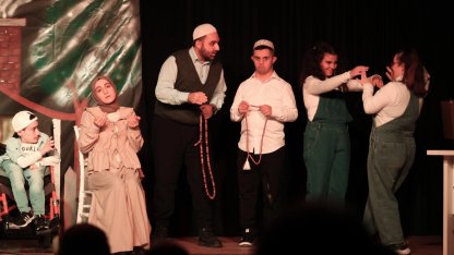 Bursa Osmangazi'de engelli bireyler sahnede ustalara taş çıkarttı