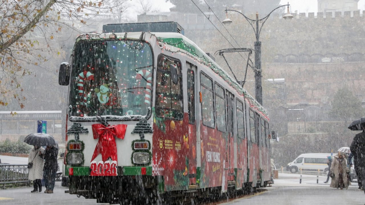 Bursa'da nostaljik tramvay süsleriyle yeni yılın simgesi oldu