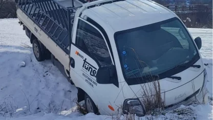 Buzlanma kazaya yol açtı! Kamyonet tarlaya uçtu, 1 yaralı