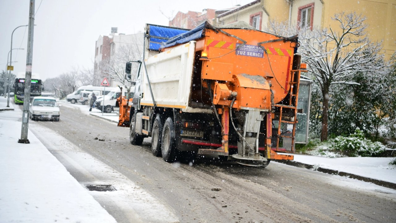 Çayırova’da karla mücadele sürüyor