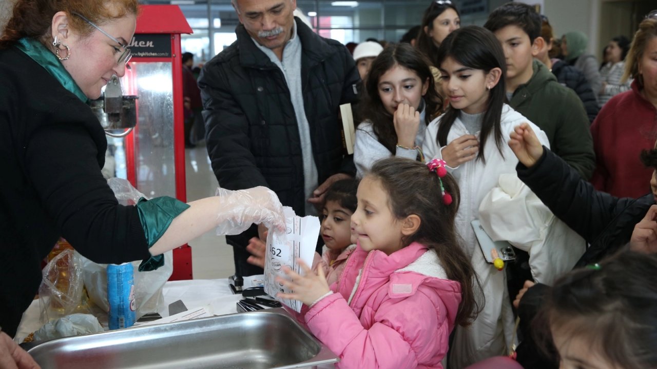 Çiğli'de çocuklar sinema keyfini Başkan Yıldız’la paylaştı