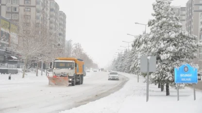 Diyarbakır’da kar yağışına karşı kesintisiz mücadele