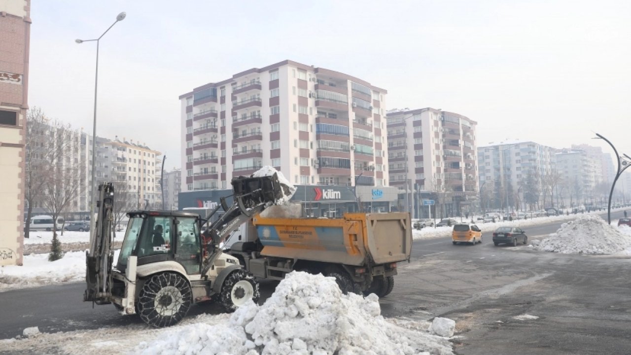 Diyarbakır'da kritik kavşaklarda kar temizliği