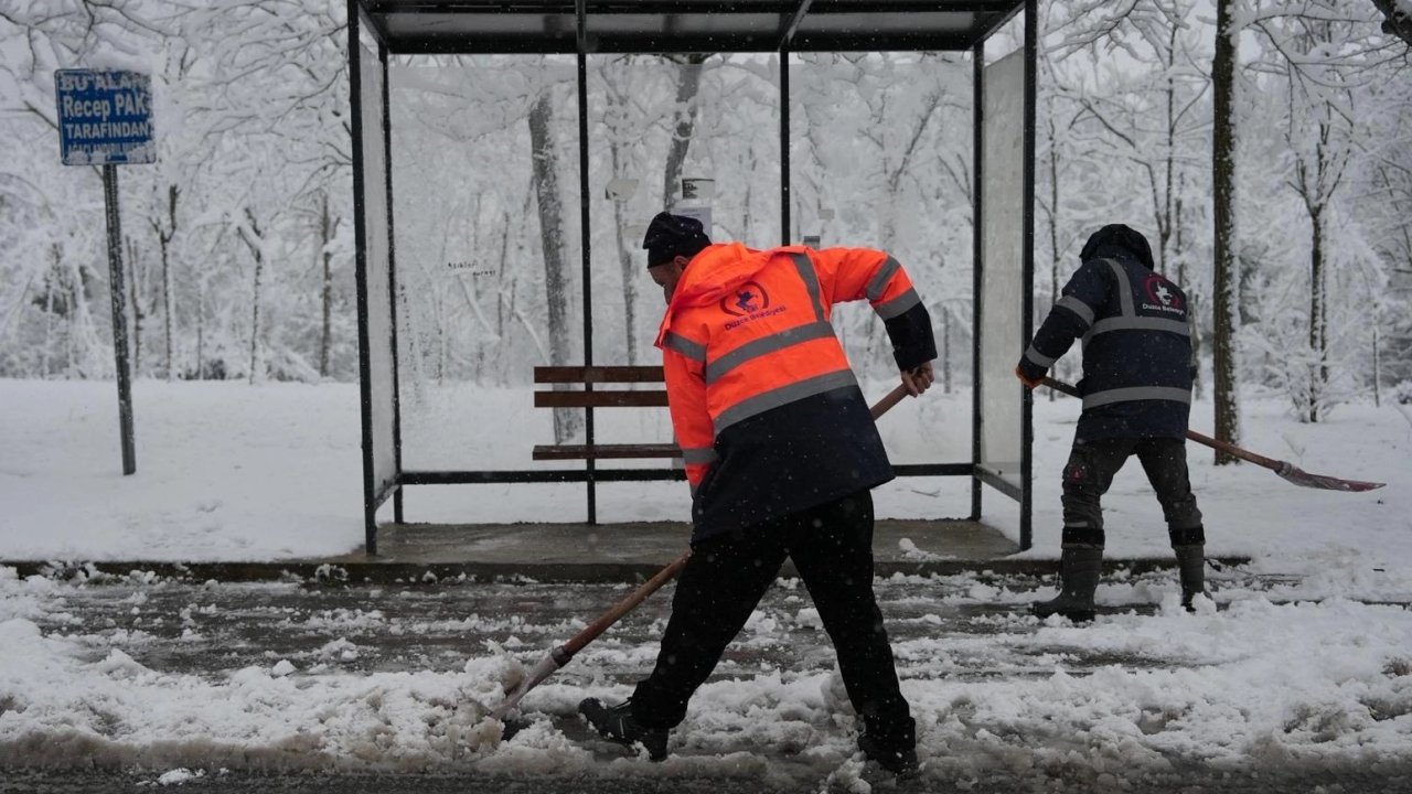 Düzce Belediyesi’nin kar timleri sahada