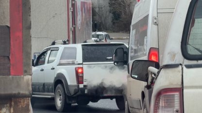 Düzce'de o kavşakta sıkça yaşanıyor: Sürücü trafiği kilitledi!