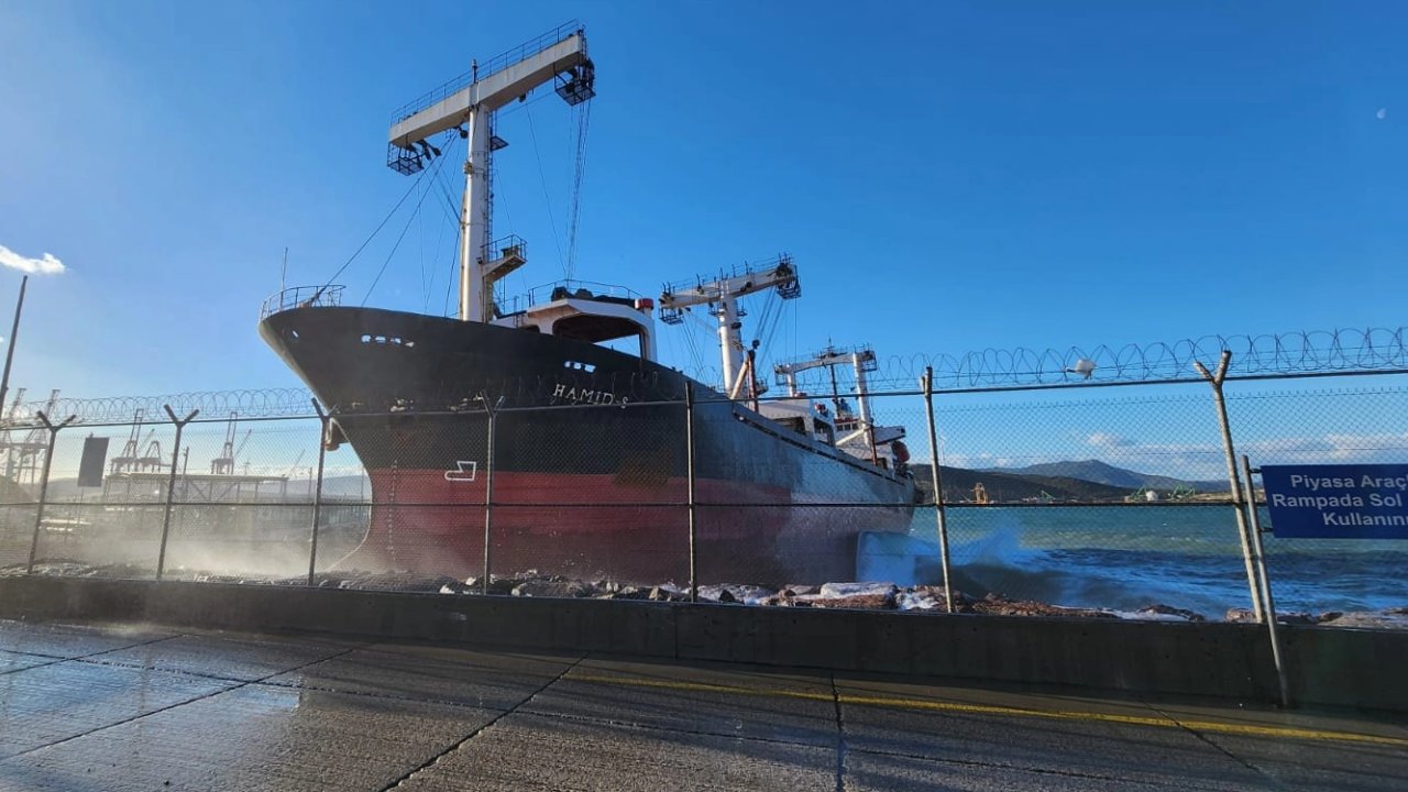 Ege açıklarında kuruyük gemisi karaya oturdu