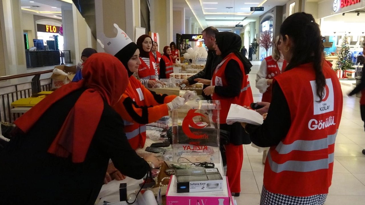 Erzurum Kızılay Kadın Kollarından Gazze, Filistin ve Sudan için hayır kermesi