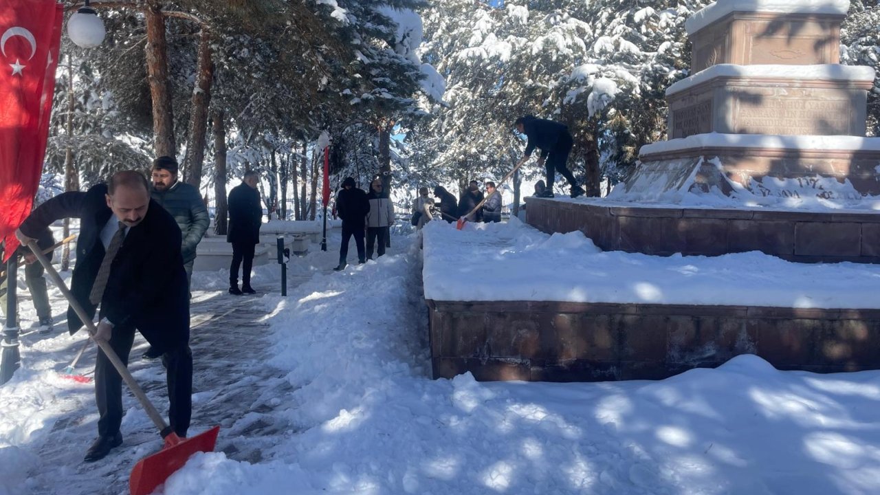 Erzurum'da şehitlikte duyarlılık örneği... Kürekleri alıp kar temizlediler