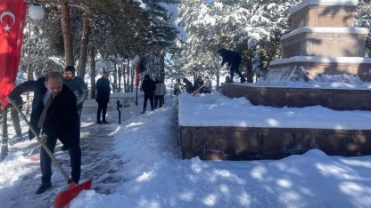 Erzurum'da şehitlikte duyarlılık örneği... Kürekleri alıp kar temizlediler