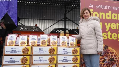 Eskişehir’de arıcılara fondan arı yemi dağıtıldı