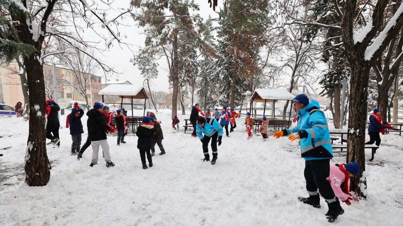 Gaziantep Büyükşehir, karın tadını çıkaran çocuklara eşlik etti