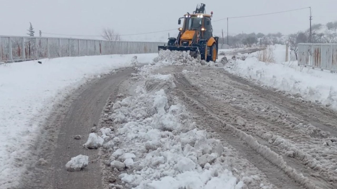 Gaziantep Büyükşehir’den köy yollarında yoğun karla mücadele