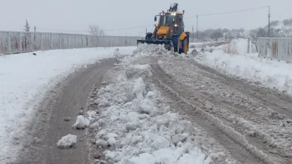 Gaziantep Büyükşehir’den köy yollarında yoğun karla mücadele