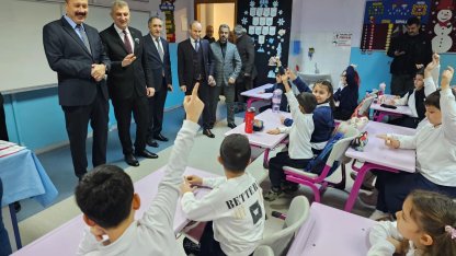 Gölcük'te Başkan Sezer, öğrencilerin karne heyecanına ortak oldu