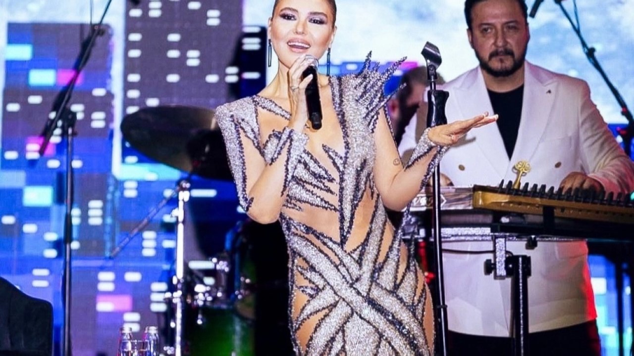 Gülben Ergen yeni yılı İzmir'de sahnedeki ritüelle karşıladı