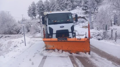 İnegöl Belediyesi karla mücadele çalışmalarını aralıksız sürdürüyor