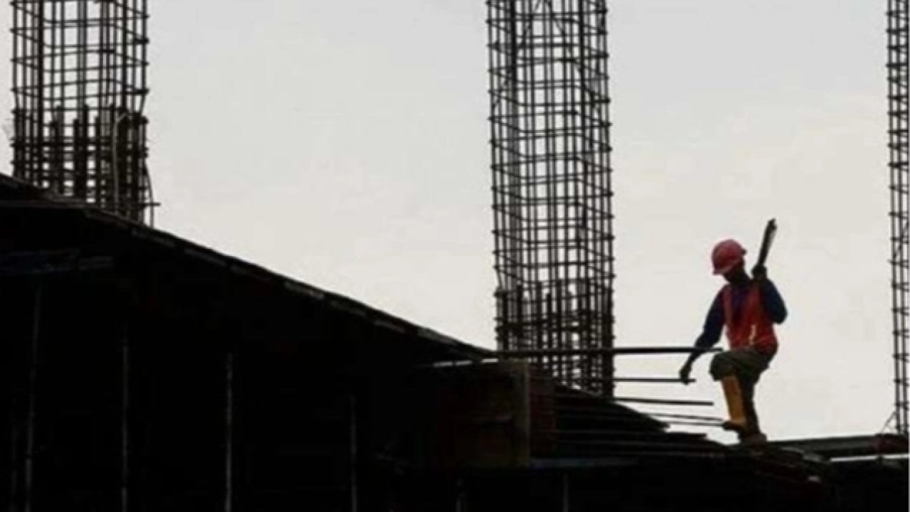 İnşaat üretimi yıllık artarken, aylık bazda sınırlı düşüş kaydetti