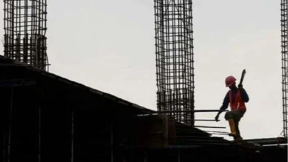 İnşaat üretimi yıllık artarken, aylık bazda sınırlı düşüş kaydetti