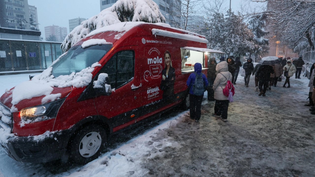İstanbul Bakırköy'de karda sıcak çorba keyfi