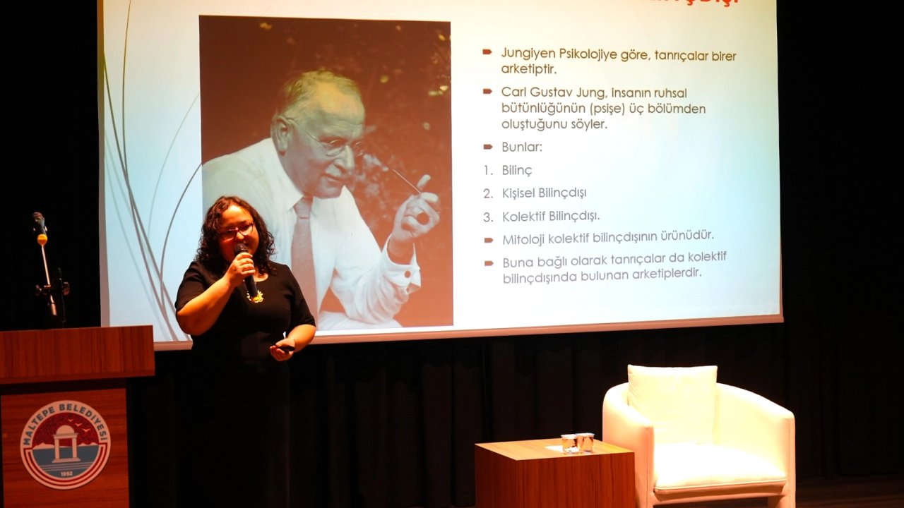 İstanbul Maltepe'de kadınlar 'tarih' konuştu