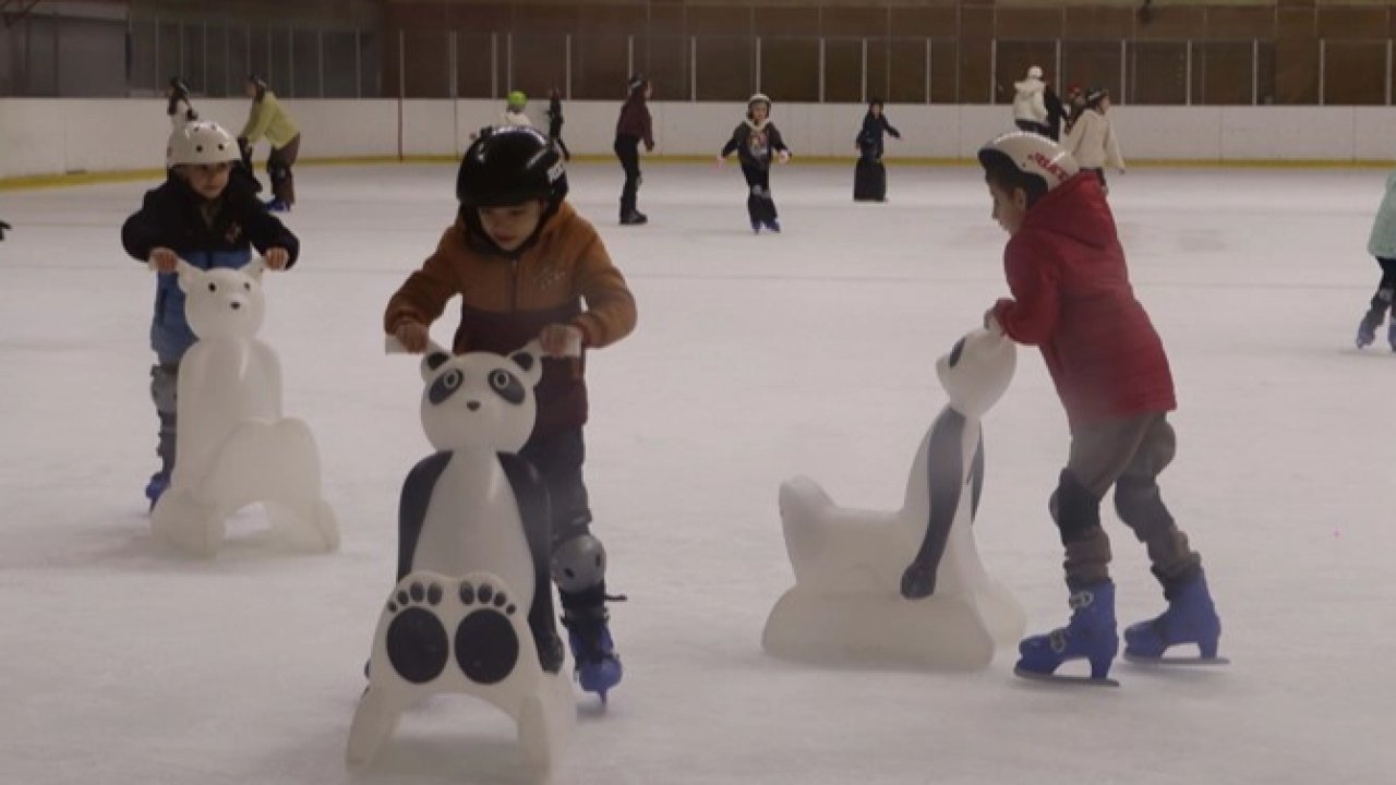 İstanbul'da Maltepeli çocuklar buz pistinde