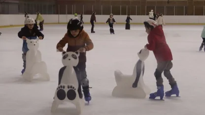 İstanbul'da Maltepeli çocuklar buz pistinde