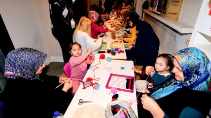 İzmir Bornova'da minik eller tezgah başında