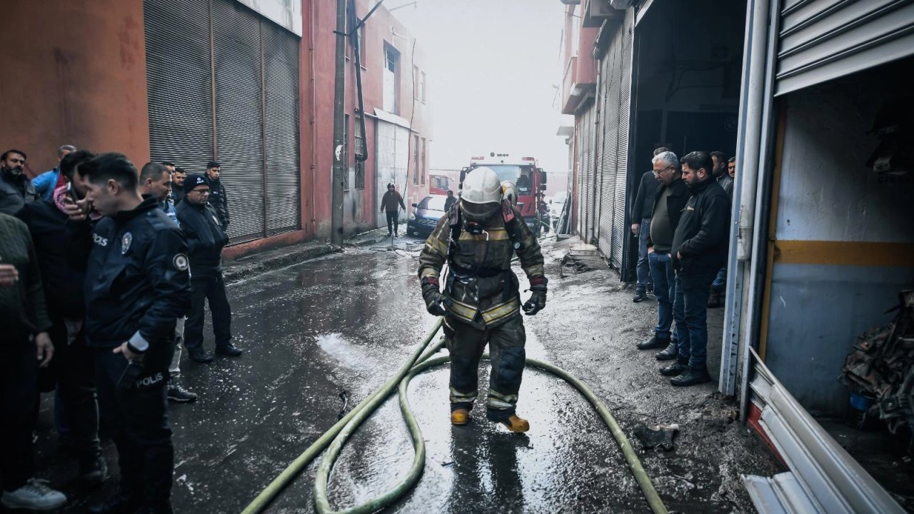İzmir Buca’da depo yangını kısa sürede söndürüldü