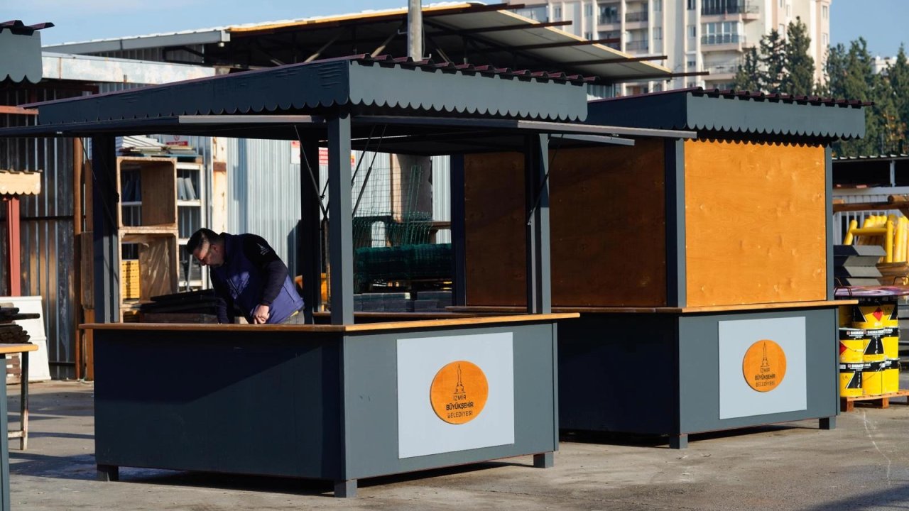 İzmir Karşıyaka'da mısır ve kestane tezgâhları yenilendi