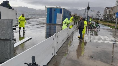 İzmir'de fırtına duvarı Kordon'a set oldu!