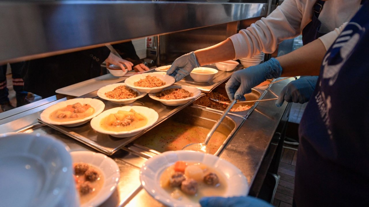 İzmir'de her gün 4 çeşit yemekle hayatlar ısınıyor