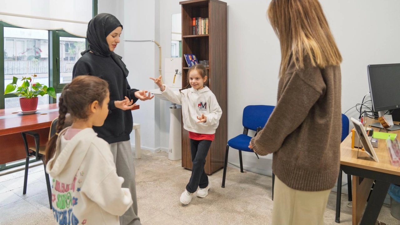 İzmir’de renkli harfler projesi ile çocuklara kitaplı destek