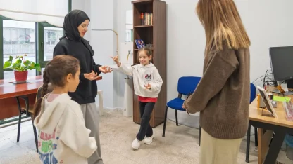 İzmir’de renkli harfler projesi ile çocuklara kitaplı destek