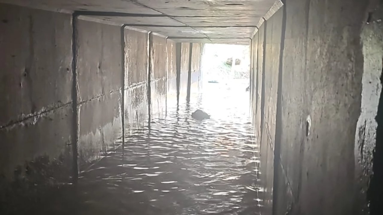 İzmir’de sağanak yağış sonrası araçlar dereye sürüklendi