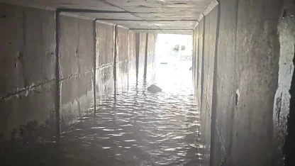 İzmir’de sağanak yağış sonrası araçlar dereye sürüklendi