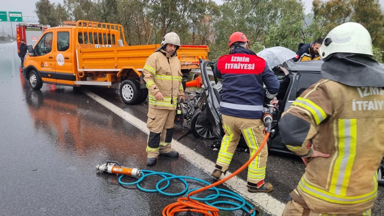 İzmir'de zincirleme trafik kazasına itfaiyeden hızlı müdahale
