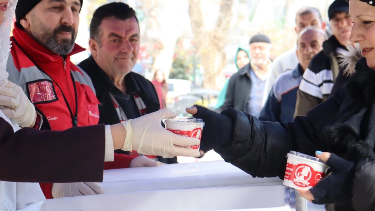 İzmit Belediyesi'nden kandillik helva ikramı