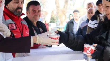 İzmit Belediyesi'nden kandillik helva ikramı