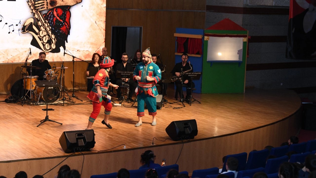 Karagöz ve Hacivat’tan miniklere müzikli gösteri