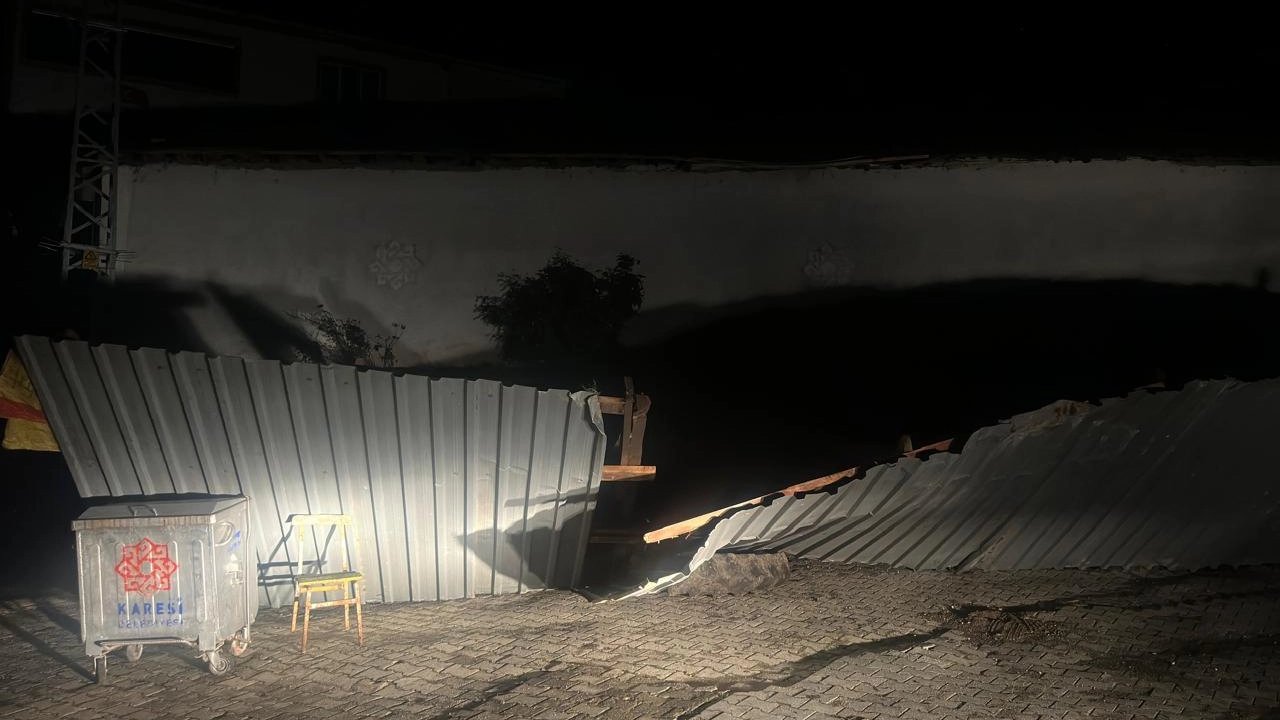 Karesi’de şiddetli rüzgar samanlığın çatısını uçurdu