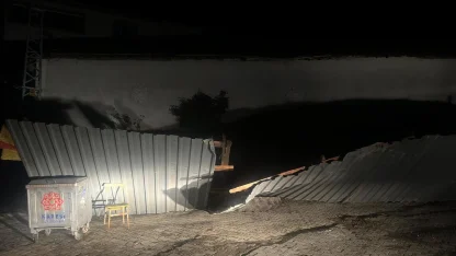 Karesi’de şiddetli rüzgar samanlığın çatısını uçurdu