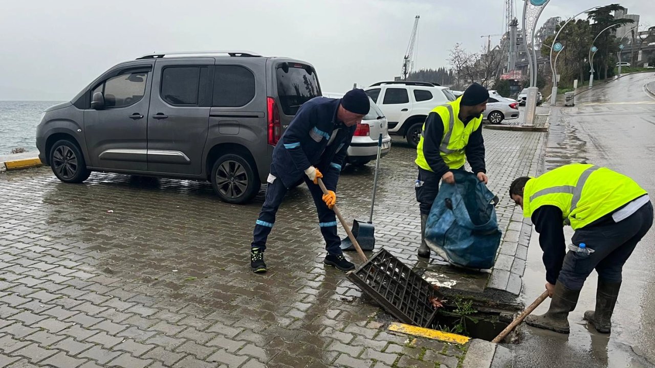 Kocaeli Büyükşehir’den fırtına sonrası temizlik
