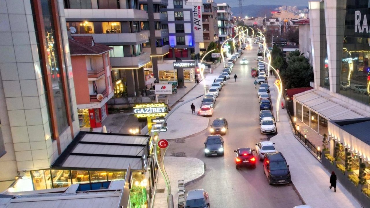 Kocaeli'de Şehit Ergün Köncü Caddesi ışıl ışıl