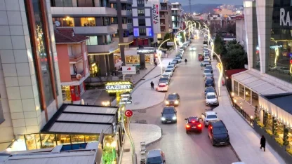 Kocaeli'de Şehit Ergün Köncü Caddesi ışıl ışıl